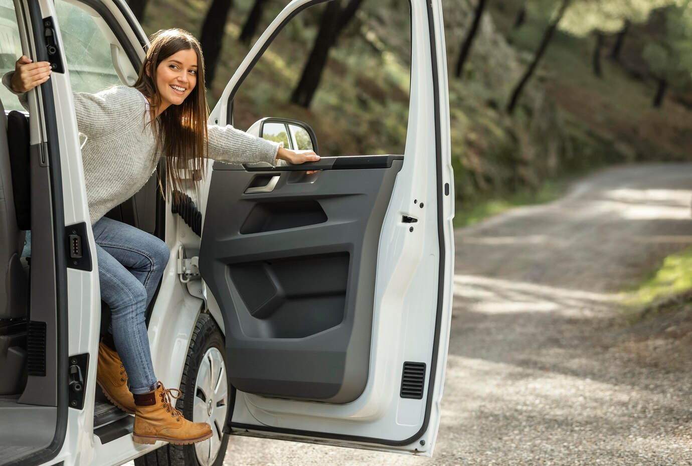 What should you look for when hiring a safe and reliable coach with a driver?