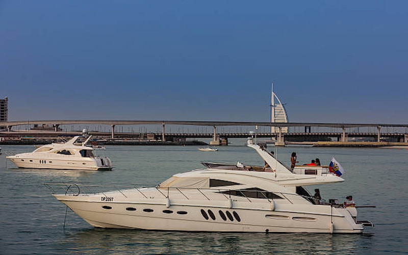 أهم 5 أسباب تدفعك لحجز رحلة عشاء على متن يخت في دبي