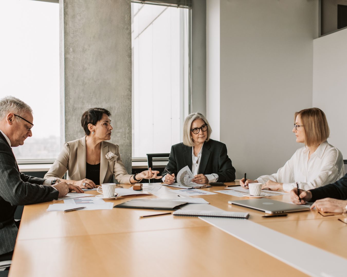 Why Modern Insurance Agencies Are Shifting to Outsourced Operations  