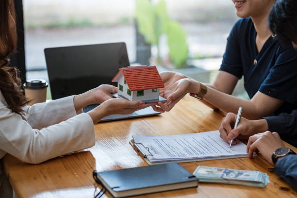 How Real Estate Agents Help Buyers Spot Red Flags in Properties?