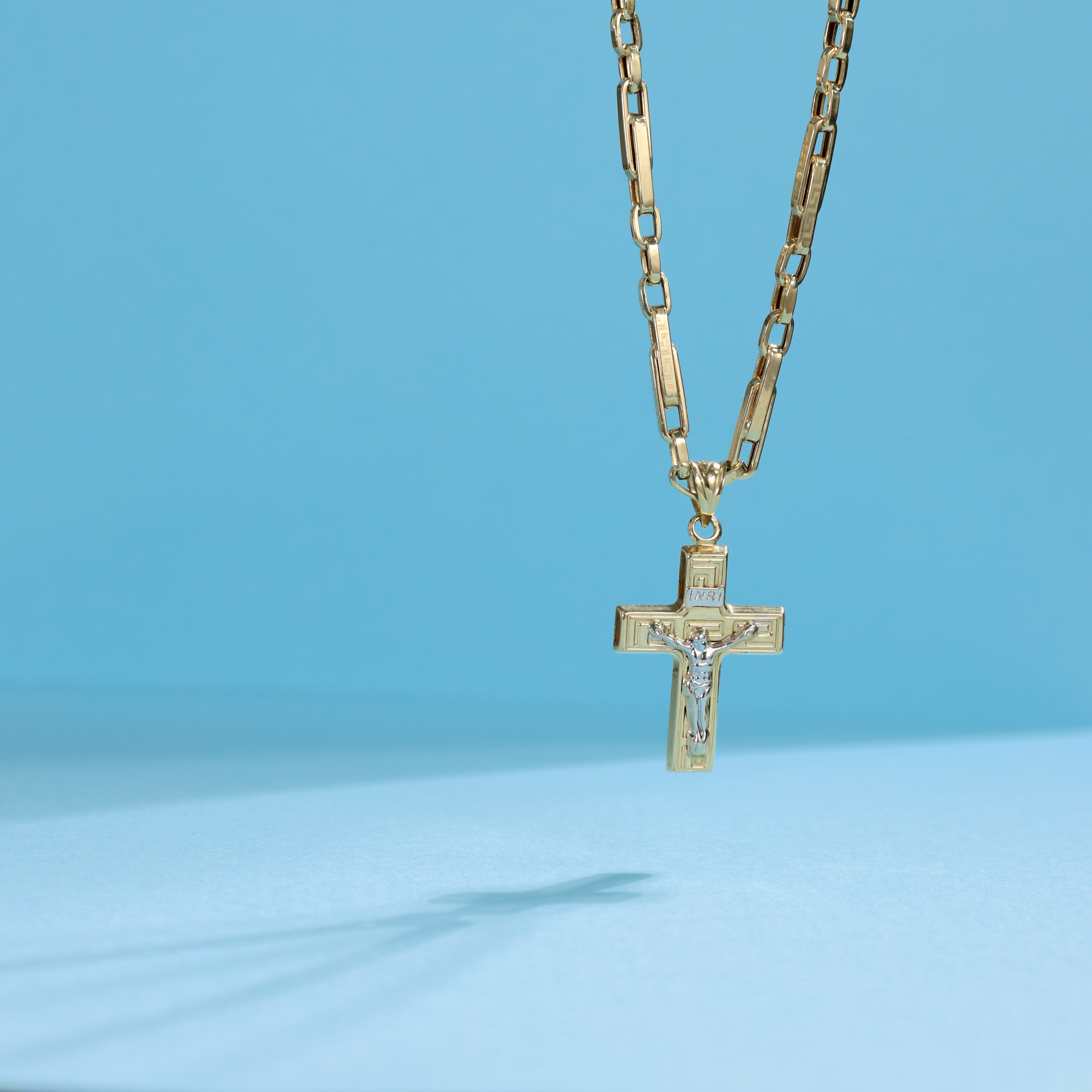 Vintage Gold Crosses & Chains: Iconic Looks with Spiritual Roots