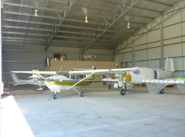 Hangar d'avions en acier