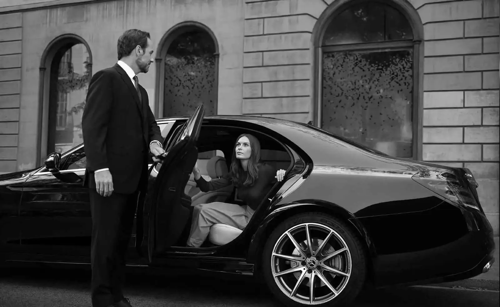The Benefits of Choosing a Professional Chauffeur Service for Business Travel