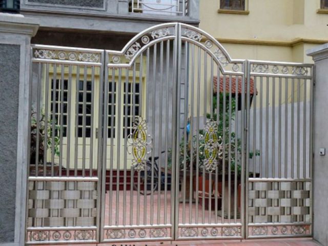 Mẫu cổng inox 4 cánh nhà phố