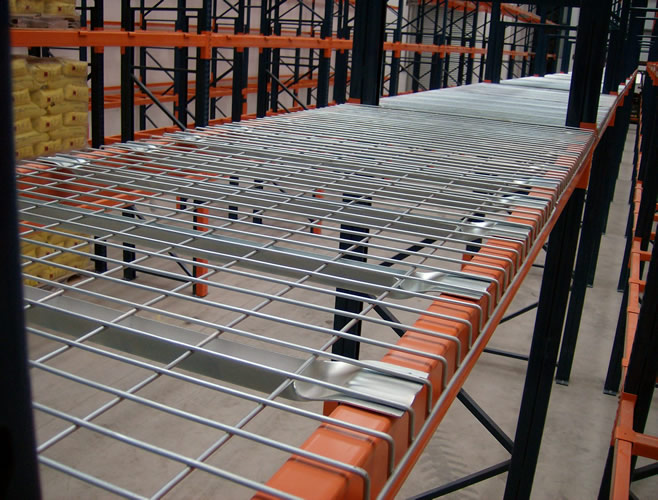 Wire mesh decking for pallet racks