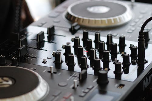 How To Choose The Best Studio Monitors for Rap Production