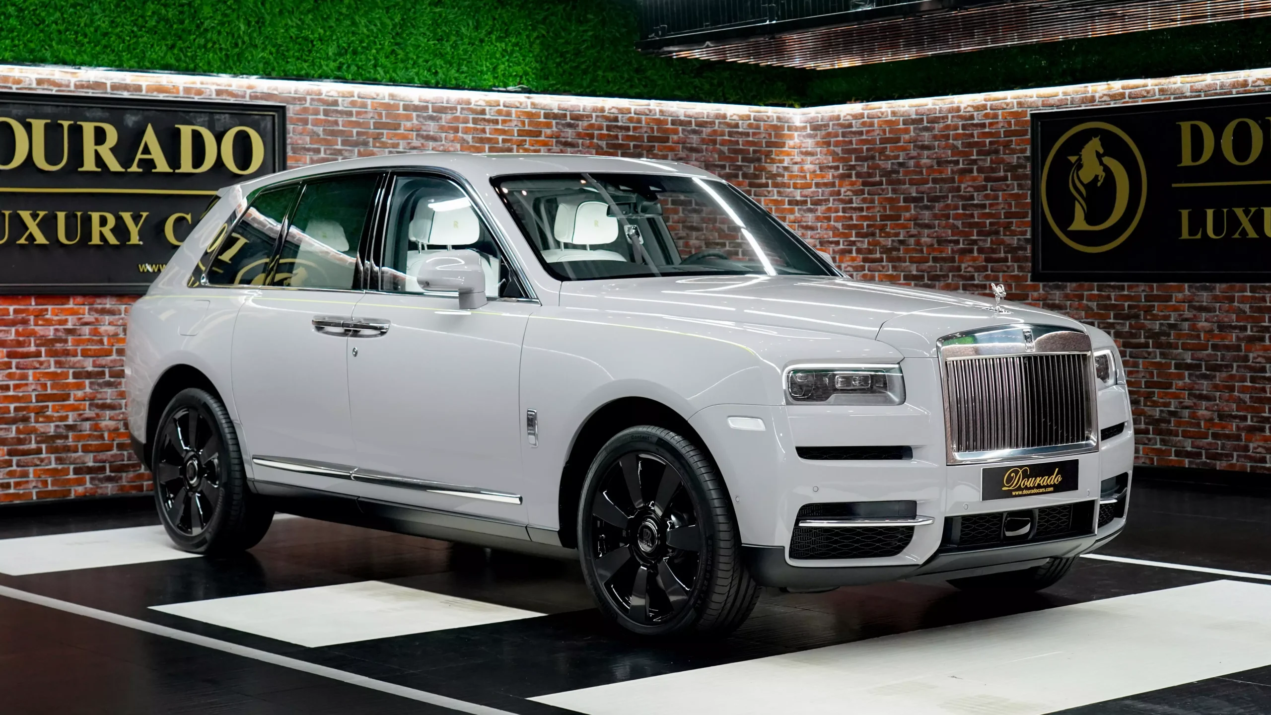 Discover the Elegance of the Rolls Royce Wraith White and Silver