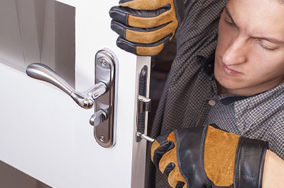 What Makes a "Key in My Car Locksmith" More Reliable Than Roadside Help?