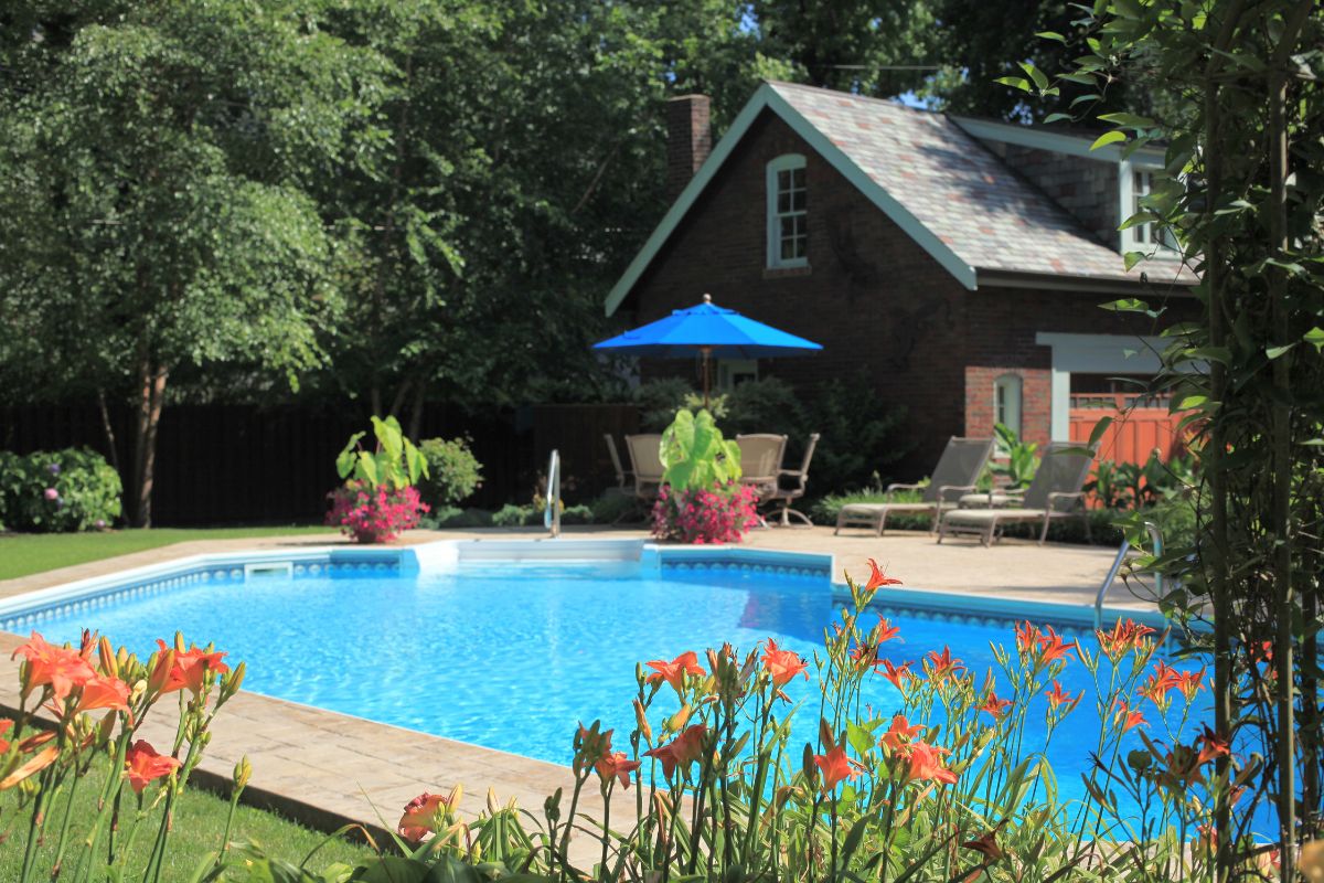 Modern Poolscape Ideas: Stylish Landscaping for Homes in New Haven, CT