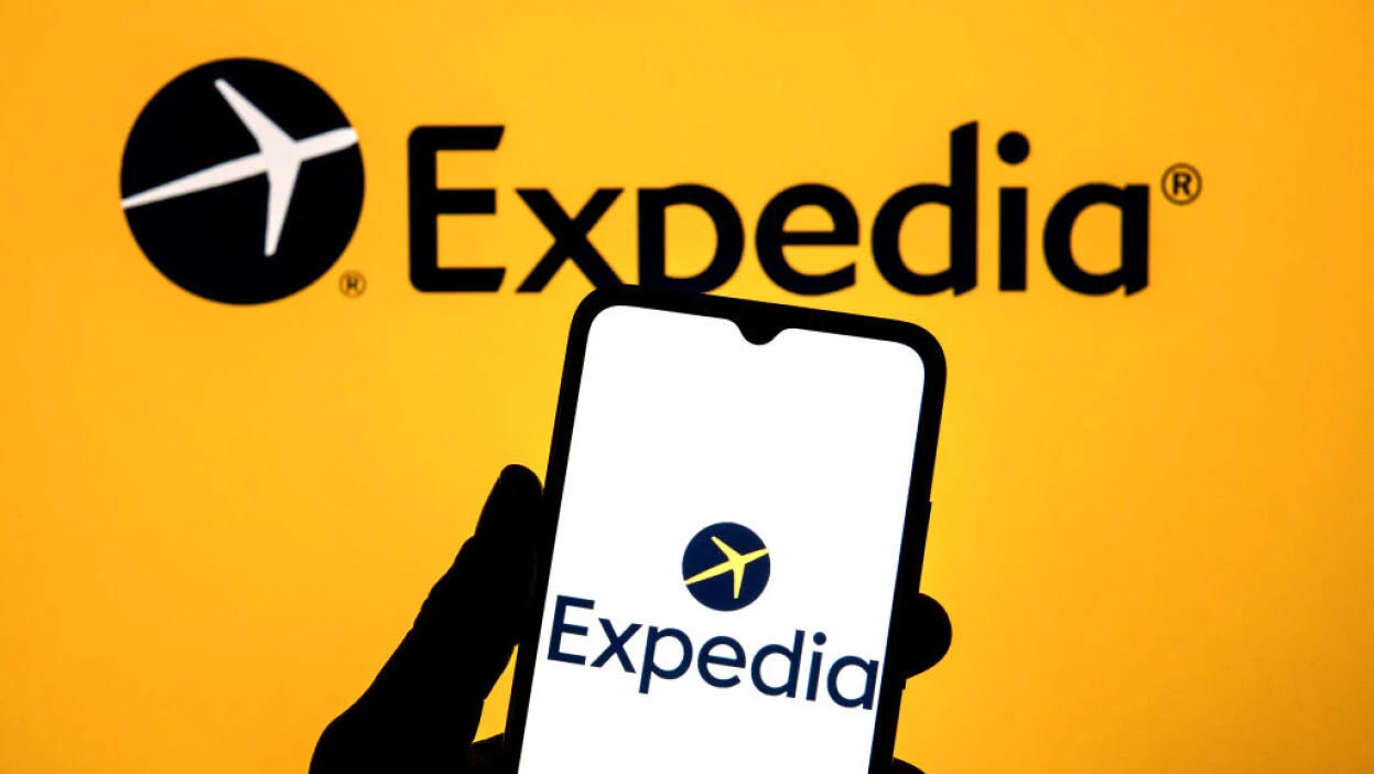 How do I ask a question at Expedia ?