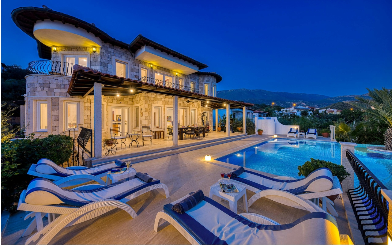 Custom vs Standard Pools: Insights From Experienced Pool Builders