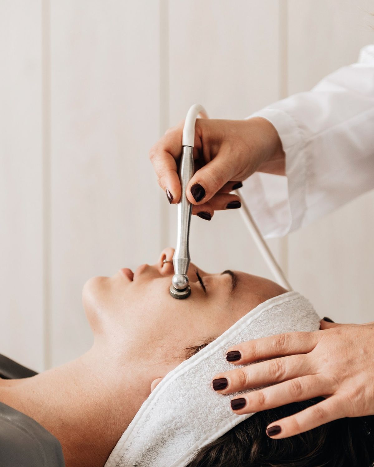 الفرق بين الهيدرافيشل وتقنيات تنظيف البشرة الأخرى