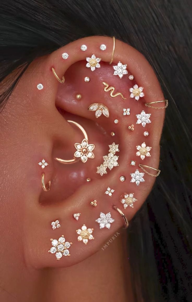 اختيار المجوهرات المثالية بعد ثقب الأذن: دليل كامل