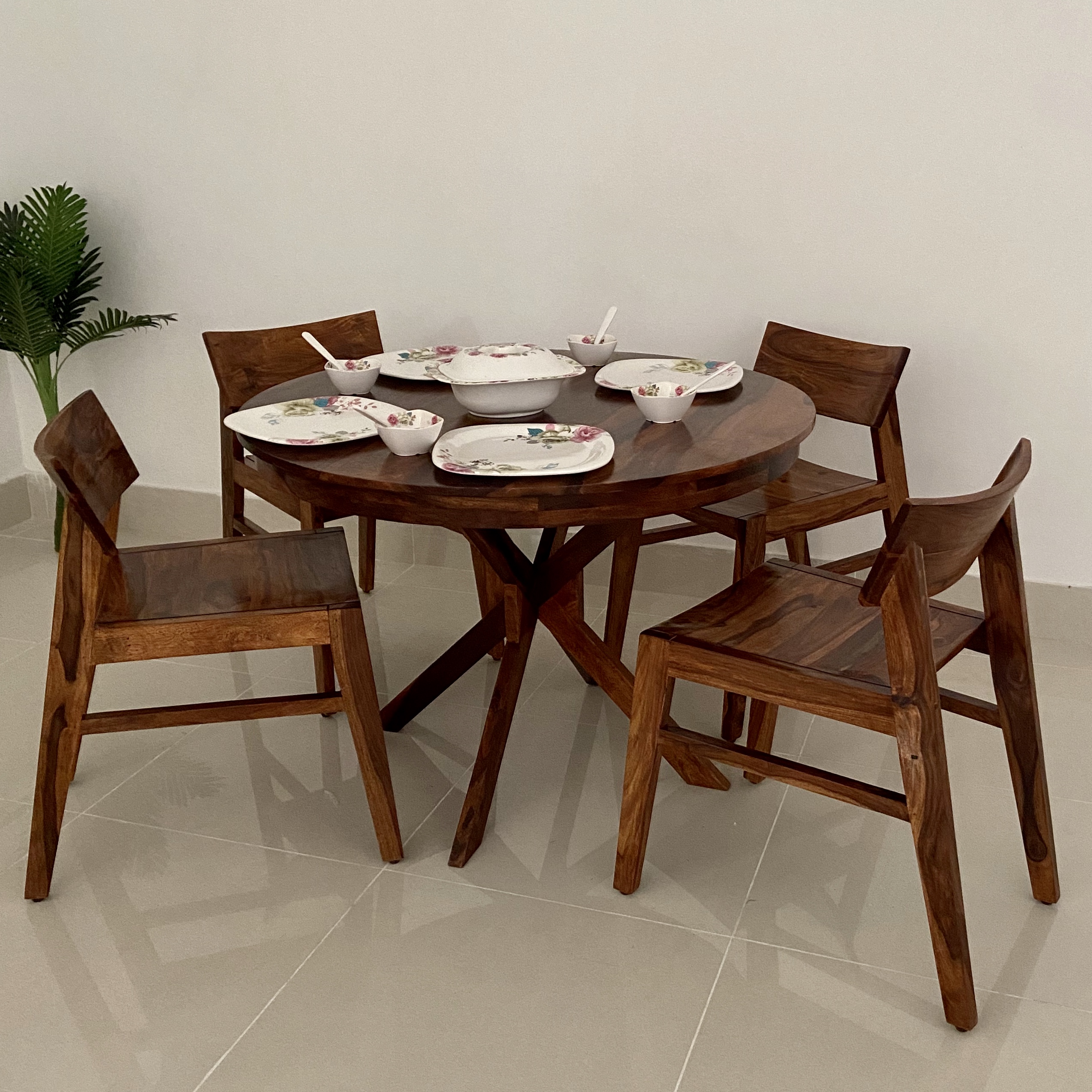 Dining Table Should be Made with Best Quality Wood