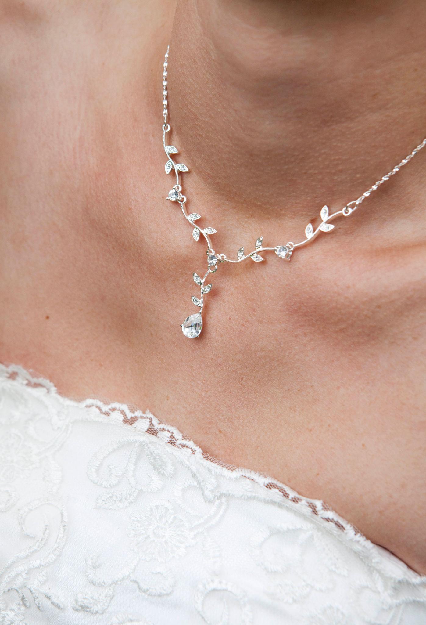 Jewelry That Complements High-Waisted Silhouettes
