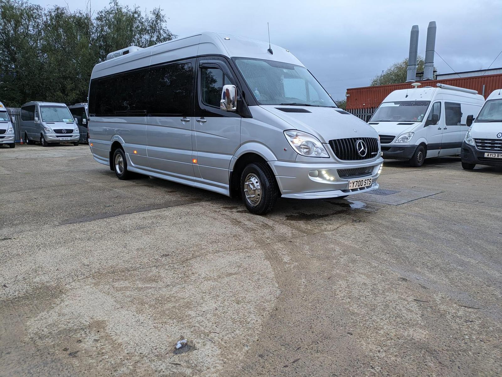 A 26-Seater Midi Coach for Comfortable Group Travel—Smart for Every Occasion