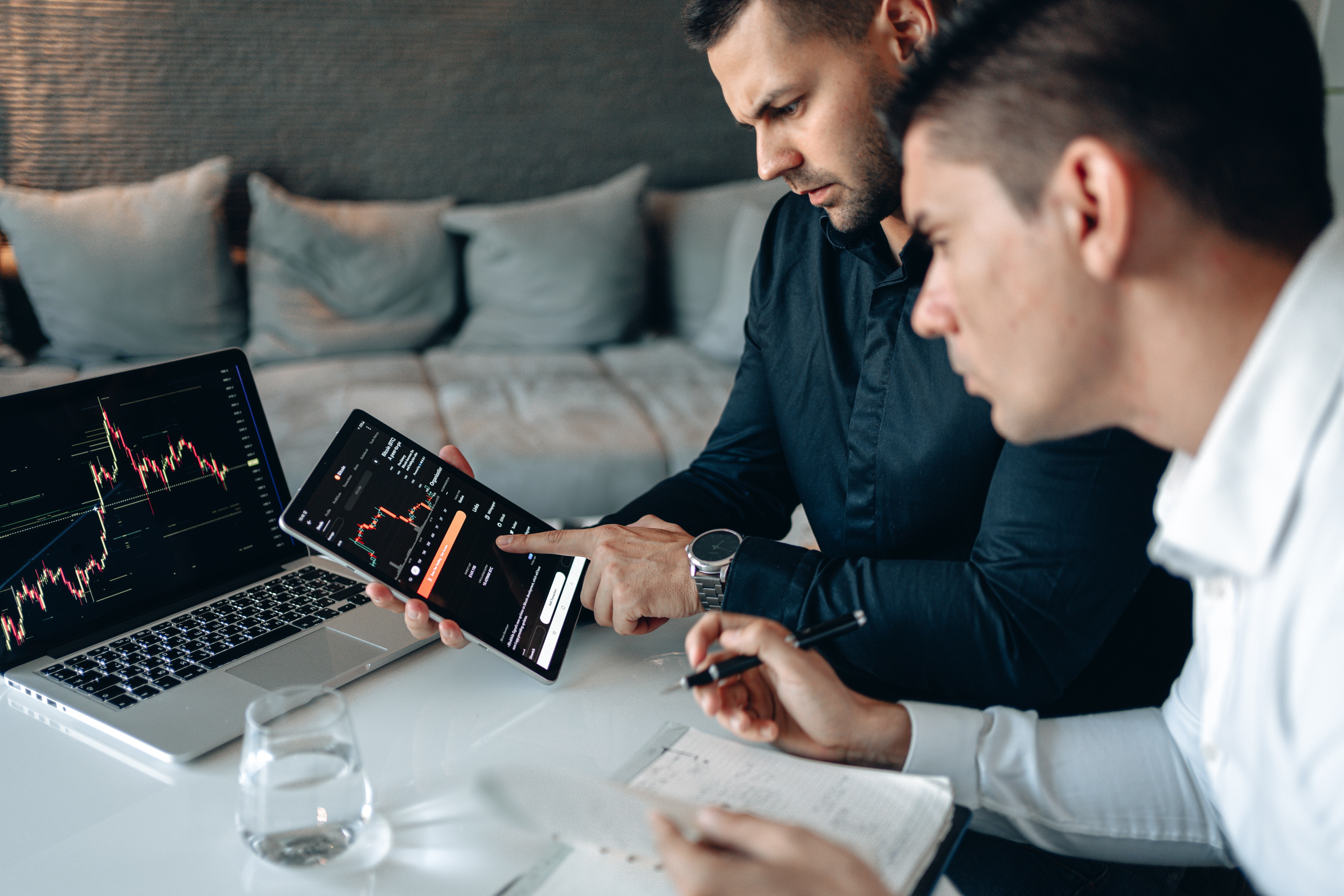 What are the benefits of hiring a local SEO expert in Delhi?
