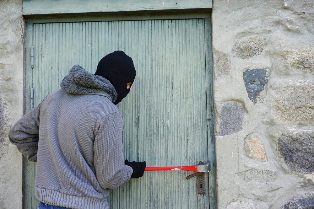 8 tips to keep the burglars away