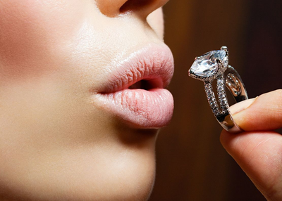 Finding the best and glamorous Side-Stone Engagement Ring