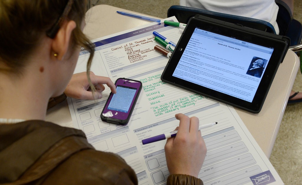Top Benefits of Using Text Blasts for Schools and Colleges