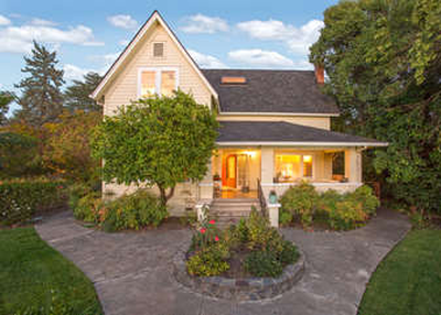 Upscale home among the vineyards Healdsburg