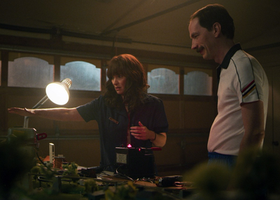 The Physics of Falling Magnets in Stranger Things Season 3