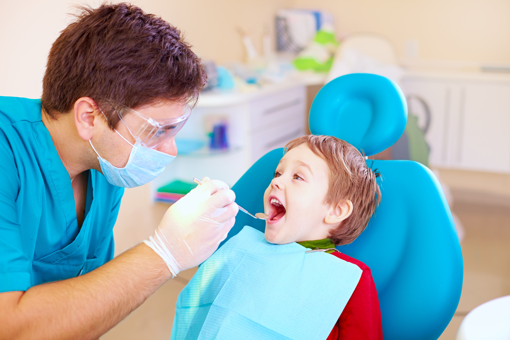 A CHILD FIRST VISIT TO THE DENTIST