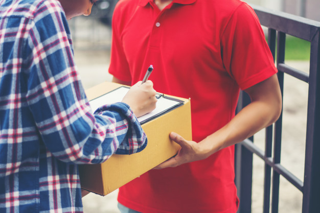 Features that come with an Uber for courier app
