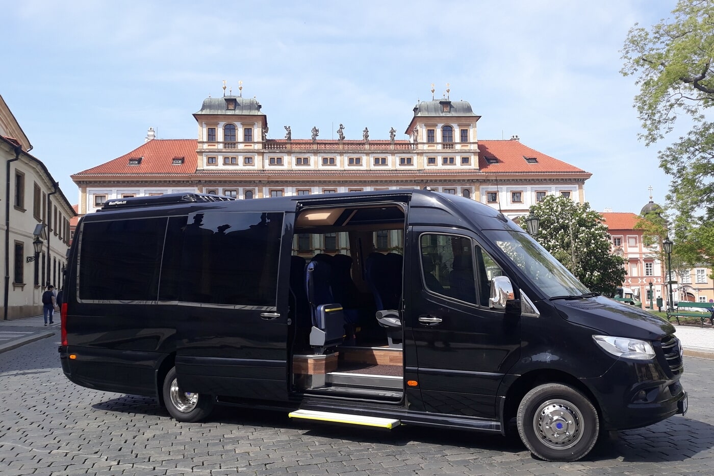 Mercedes Vito Chauffeur - Benefits Of Hiring Vito Car