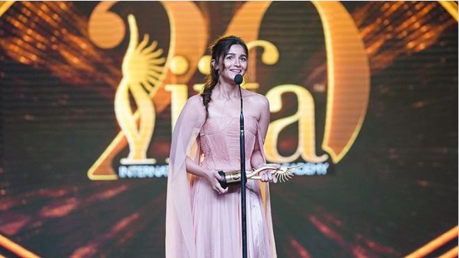 IIFA Awards 2019: Alia Bhatt Wins the Best Actress for Starring In Raazi