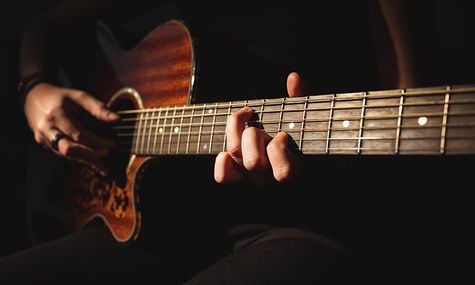 Online Guitar Classes From Experts To Solo And Group | FSM Buddy