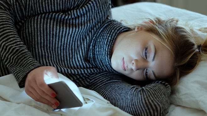 Nighttime modes on smartphones don't help with sleep, new research suggests