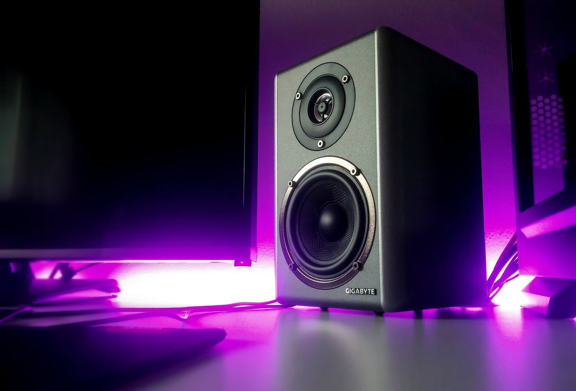 SOUNDBARS OR SPEAKERS; WHAT’S THE DIFFERENCE?