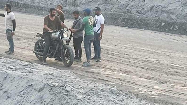 అదే డ్రెస్ లో ప్రభాస్ … వైరల్ అయిన సలార్ లీక్స్