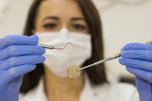 Differences Between Dental Implants and Dentures