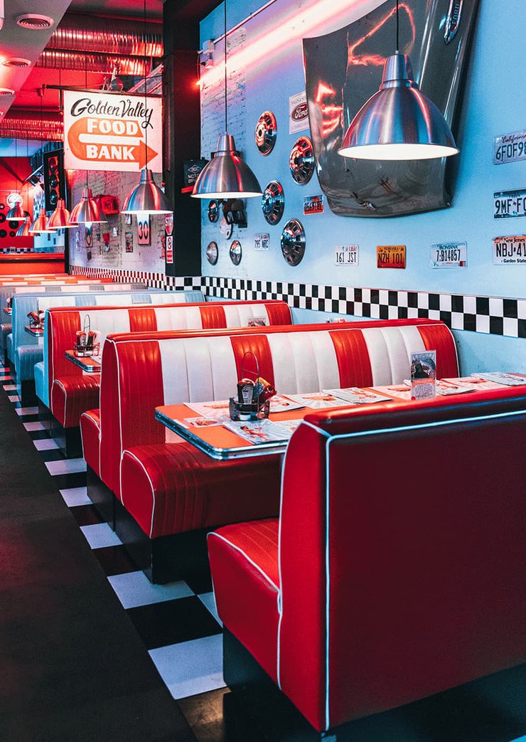 How to Attract Customers to My Restaurant: Offline, Social Media, and Digital Strategies