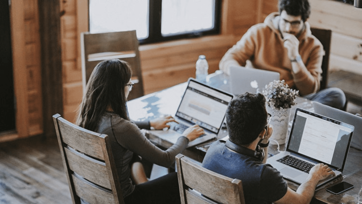 Offshore Software Development [2023]: What is it & its Benefits