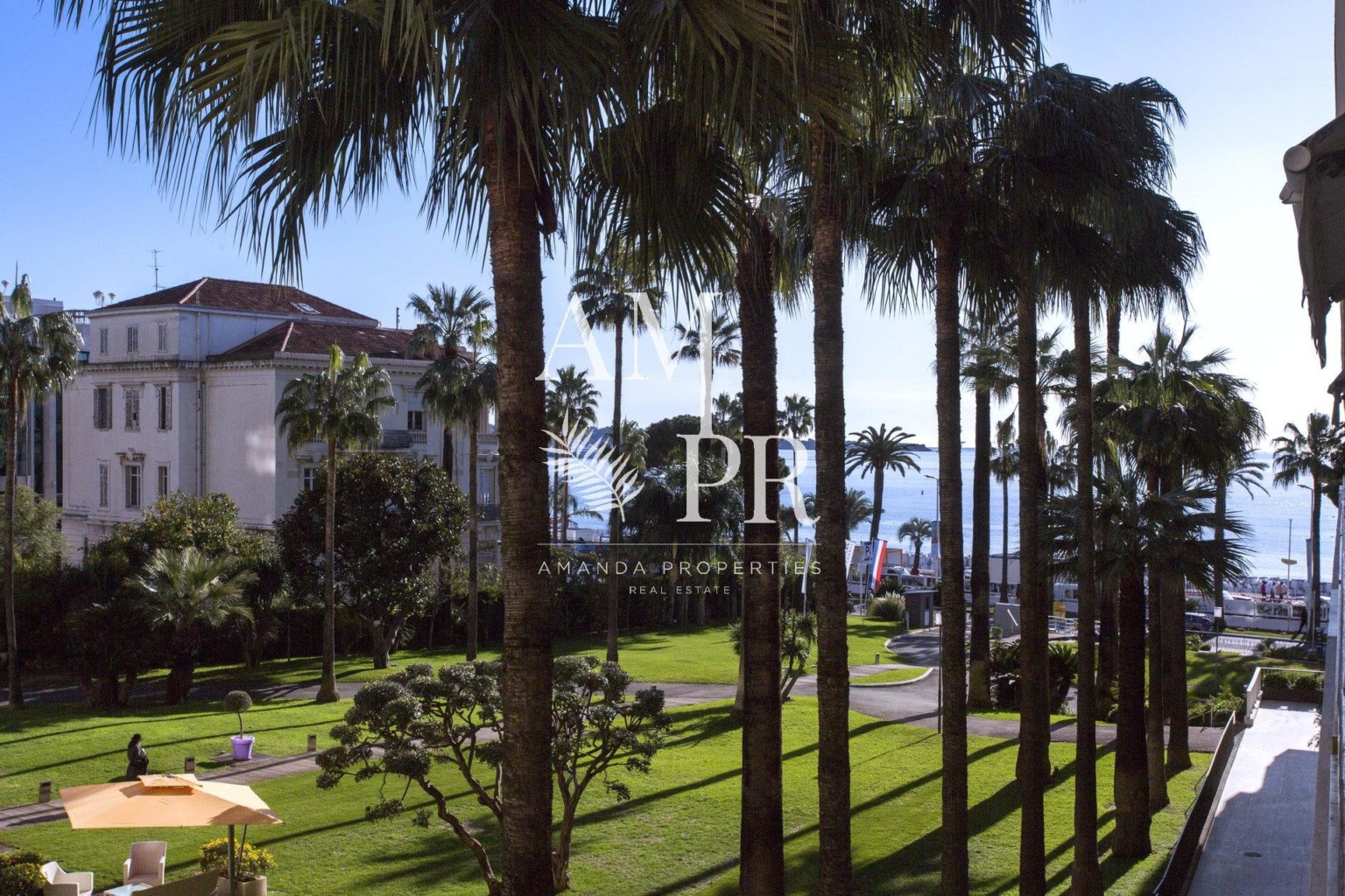 5 Bedroom Houses for Sale Mougins - Close to the Golf