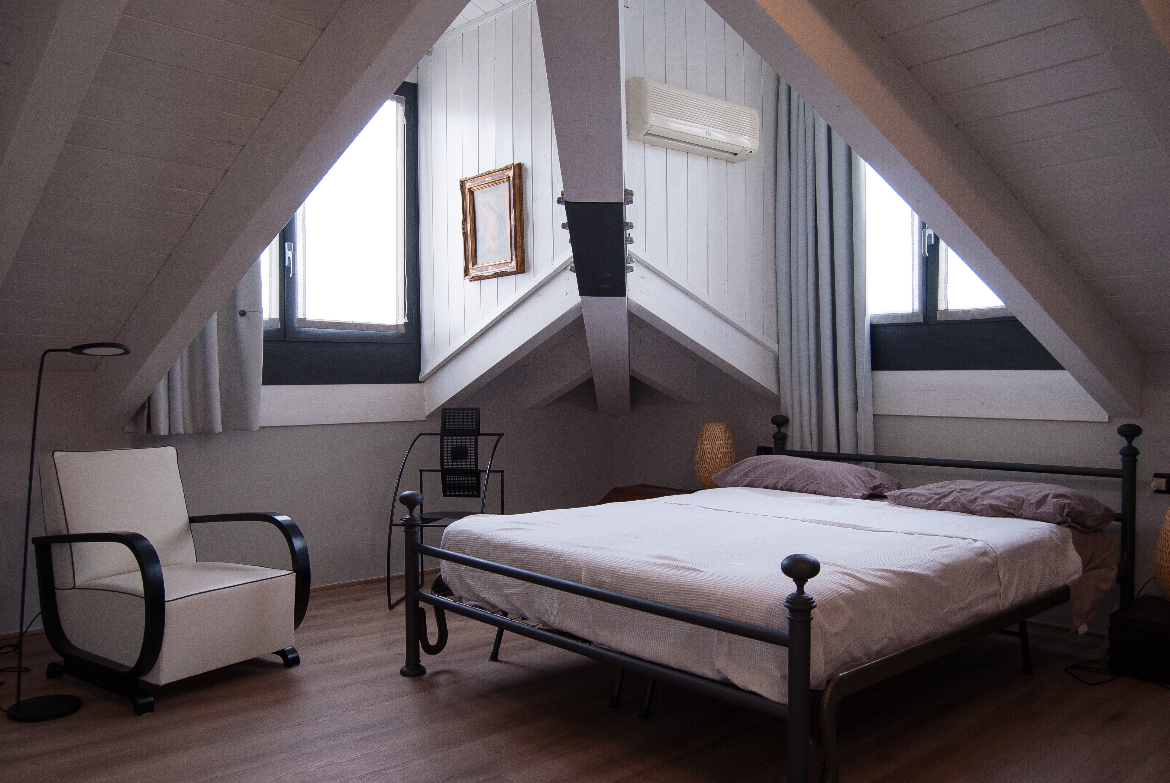What is Metal Bed Frame and It's Types - Complete Guide for 2022 