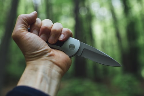 how to defend yourself with a pocket knife