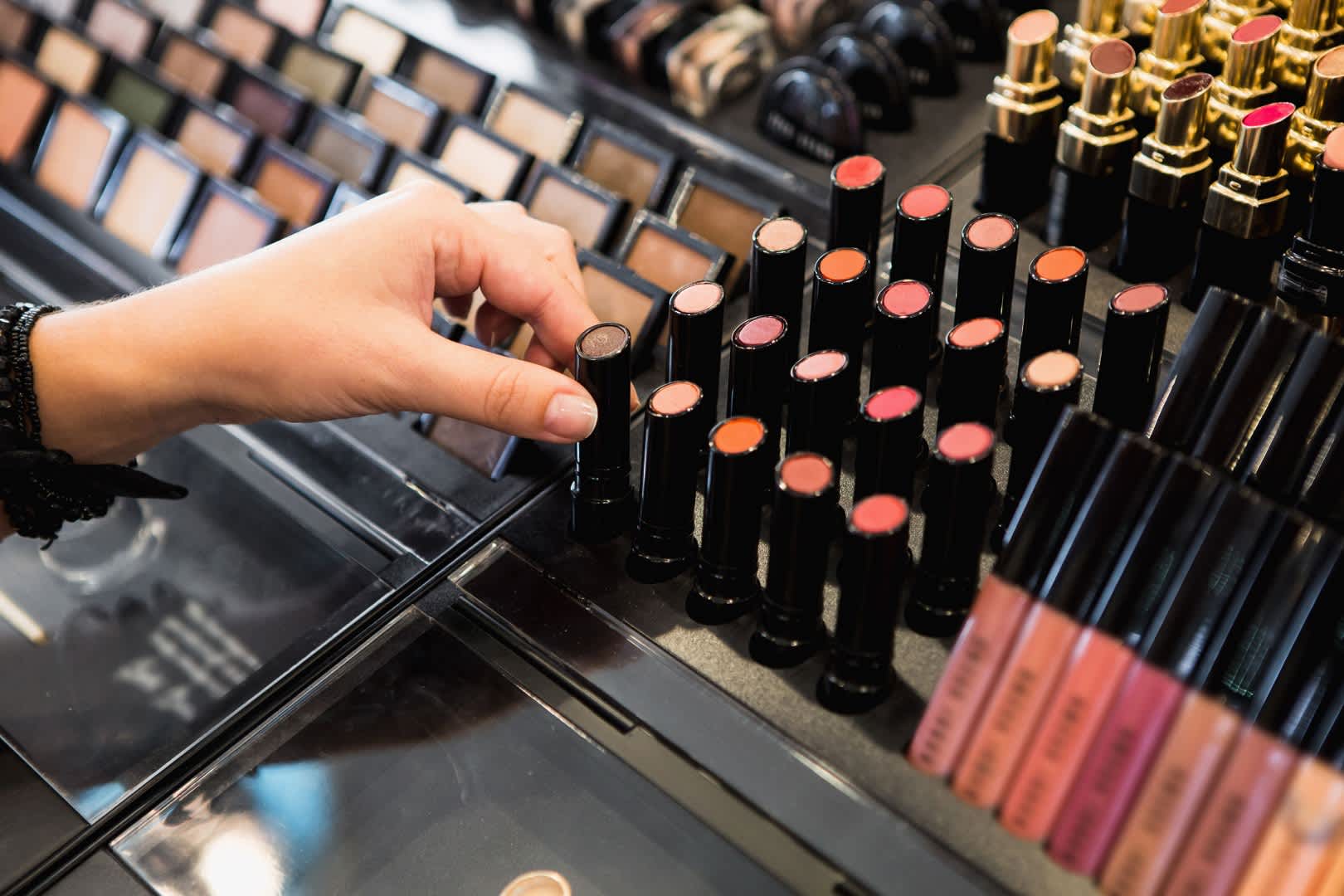 How Online Cosmetic Stores Can Provide Better Customer Experience?