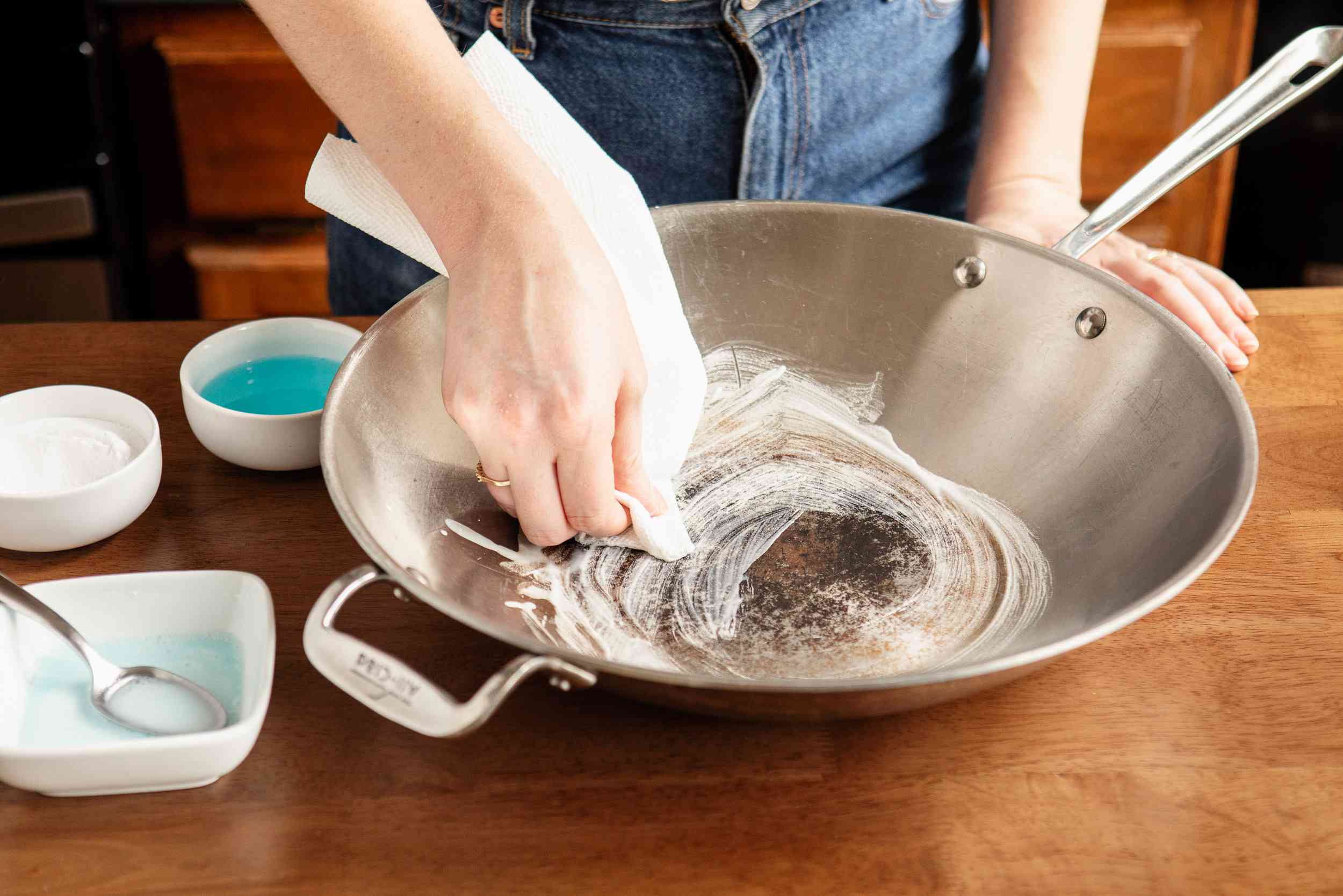 HELPFUL TIPS TO REMOVE BURN MARKS FROM COOKWARE