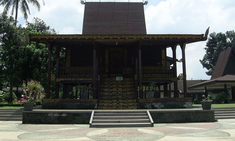 Rumah adat khas Banjar Kalimantan Selatan yang unik dan menarik