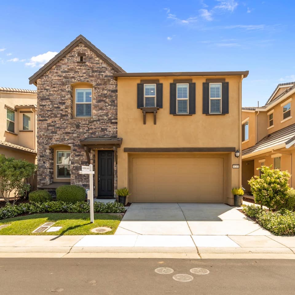 Geri mudrova | A Stunning Real Estate Agent