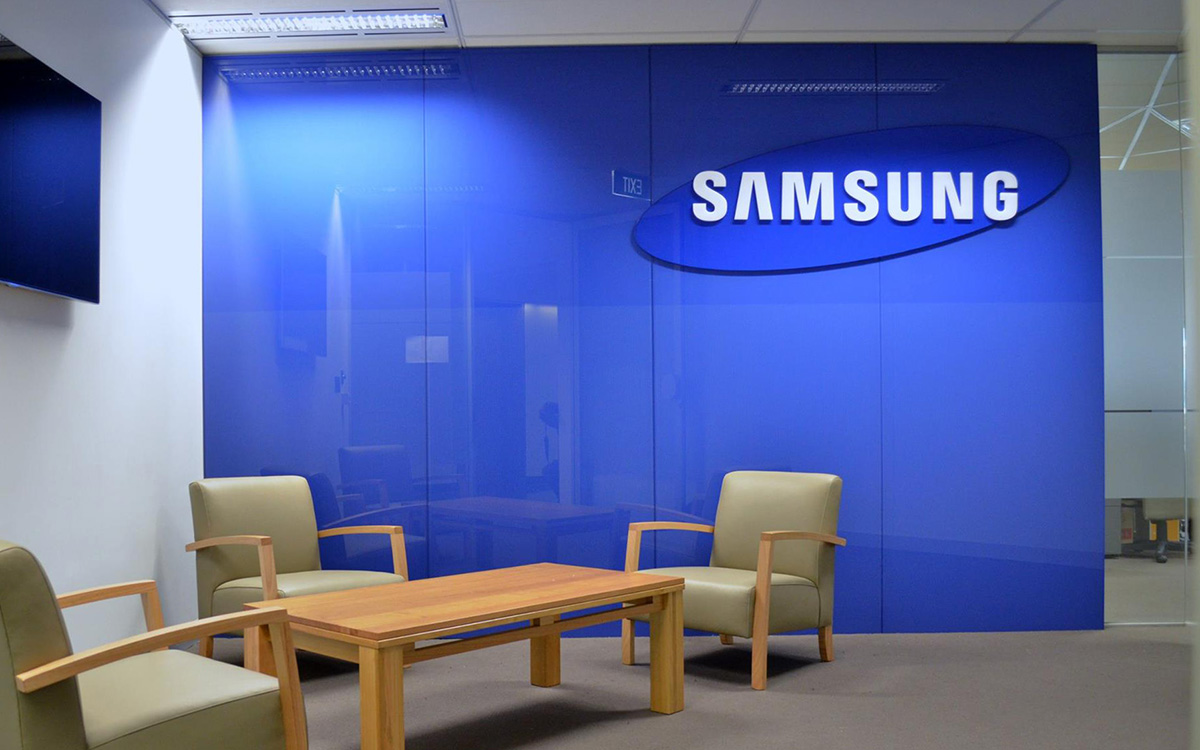 5 Top Modern Glass Feature Walls Ideas