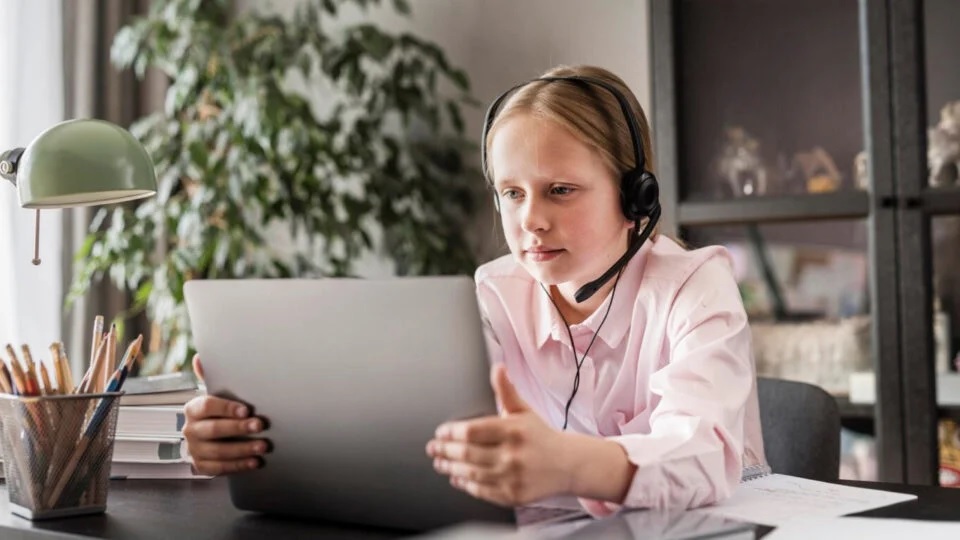 The Rise of Virtual Assistants: Transforming Modern Workplaces