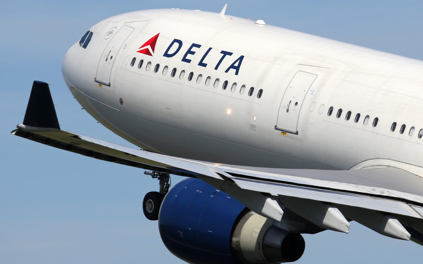 How do I talk to Delta customer service?