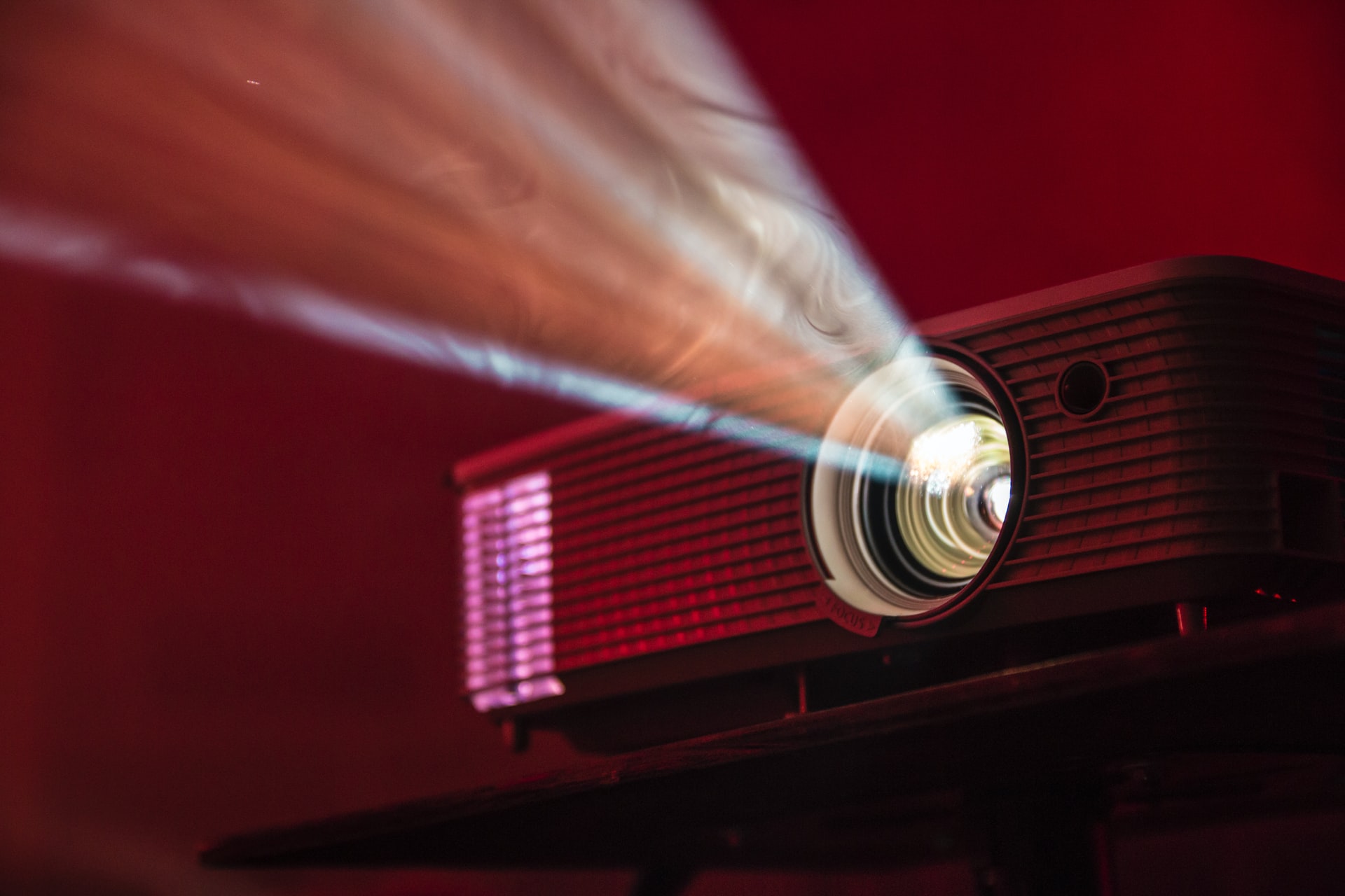 6 Clear Advantage of Projectors with Projector Lamps