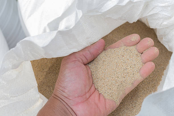 Silica sand is a mineral of silicon dioxide. It belongs to the quartz family and is found in abundance on the ground in most of the regions of the world. The uses of silica sand in the construction industry are wide and varied. One of the main sources of 