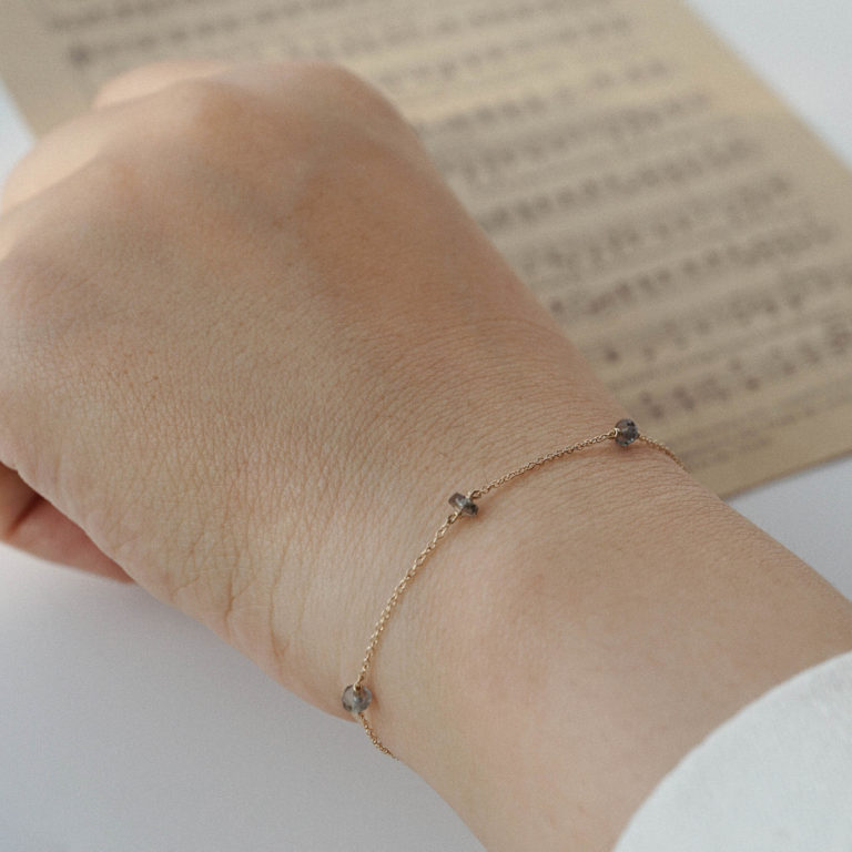 Đeo vòng tay vàng trong giấc mơ